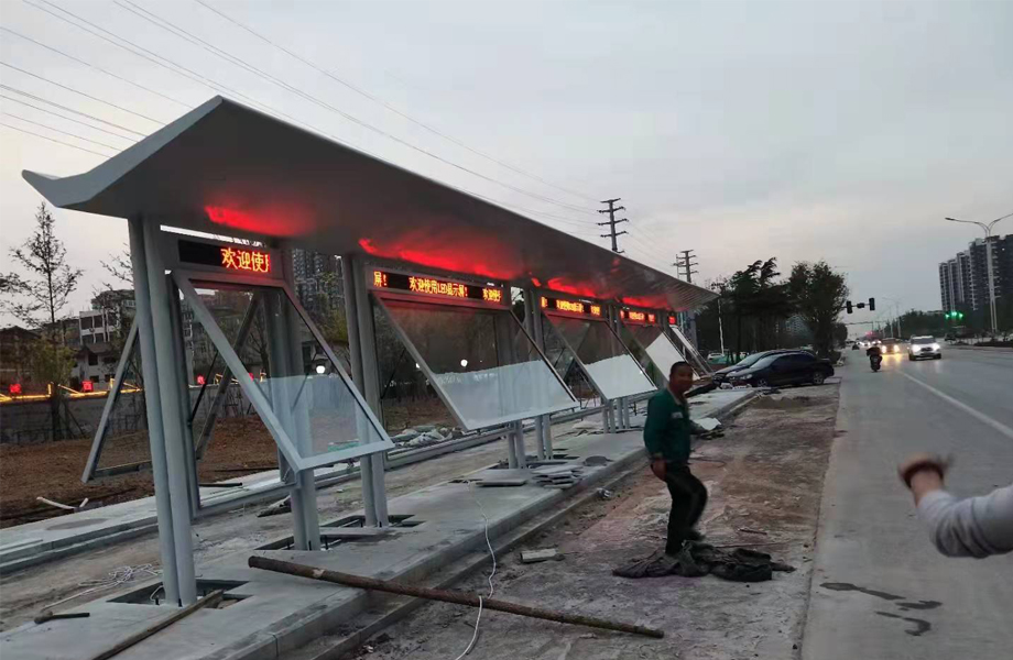 新型候车亭安装中