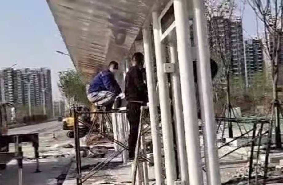 第二批候车亭安装中
