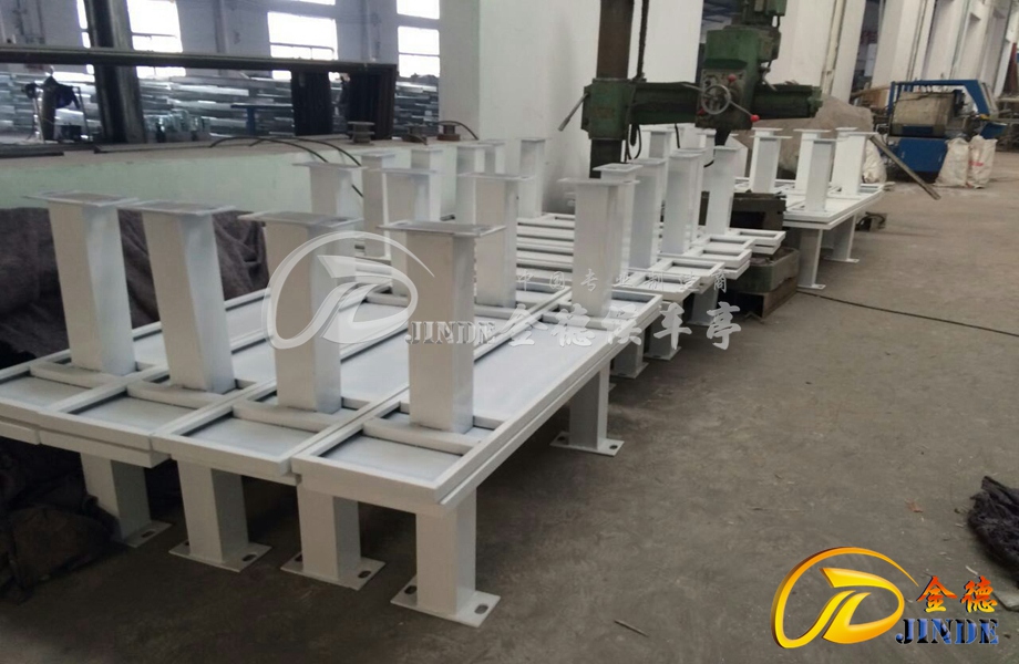 又一批新款候车亭在制作