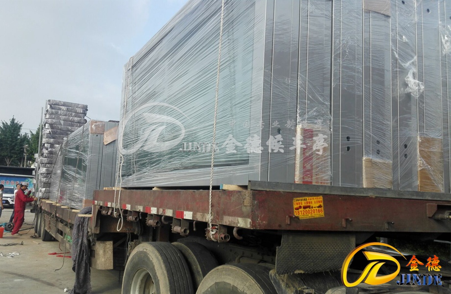发往福建的候车亭装车了